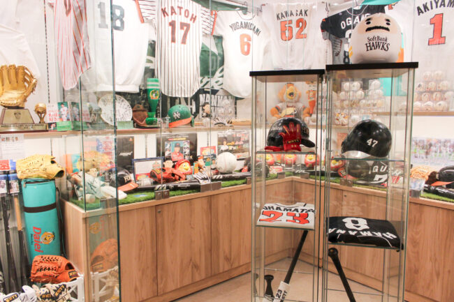 ホークスファンの店主が集めたサインやグッズが店内にいっぱい！「Sports Cafe’ 気まぐれ！Hawks」