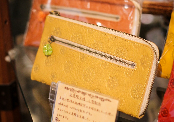 古都奈良の歴史、情緒、品格を思わせる正倉院文様が上質に刻まれた革製品「革遊びHARUHINO」